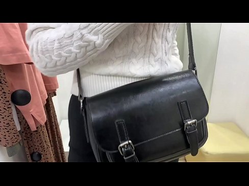 ❤️ Masturbarea în public a tinerei târfe FeralBerry cu un dildo în cabina de probă ️❌ at us ☑